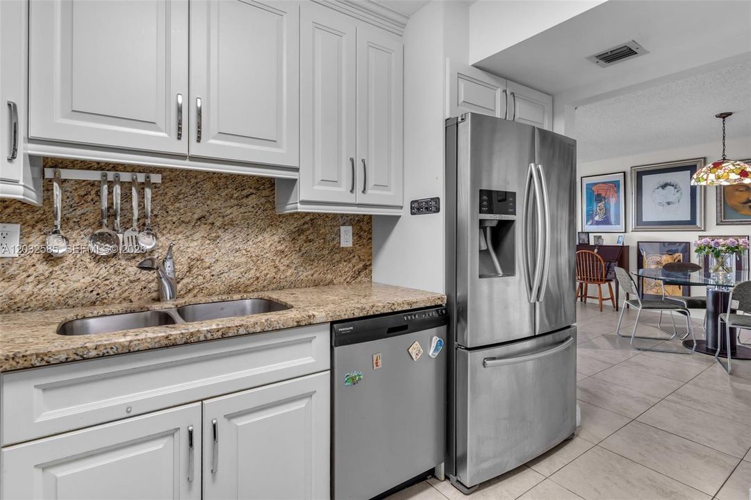 For Sale: $169,900 (2 beds, 2 baths, 1070 Square Feet)
