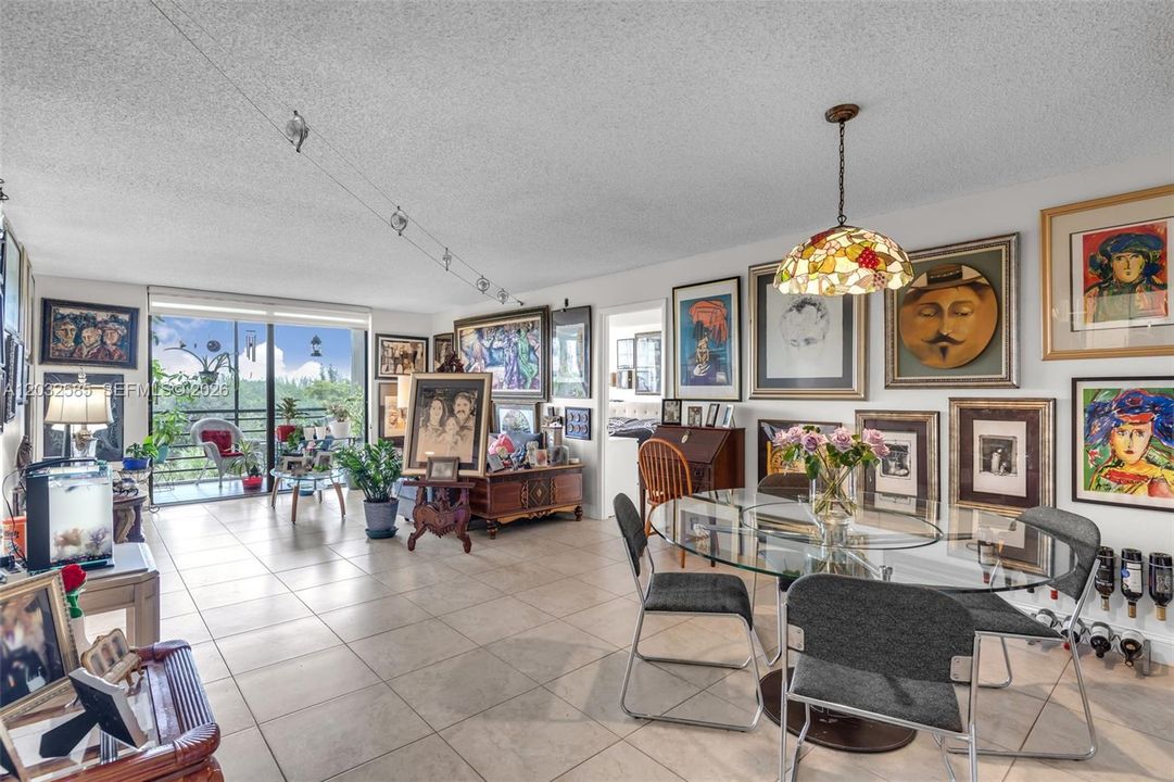 For Sale: $169,900 (2 beds, 2 baths, 1070 Square Feet)
