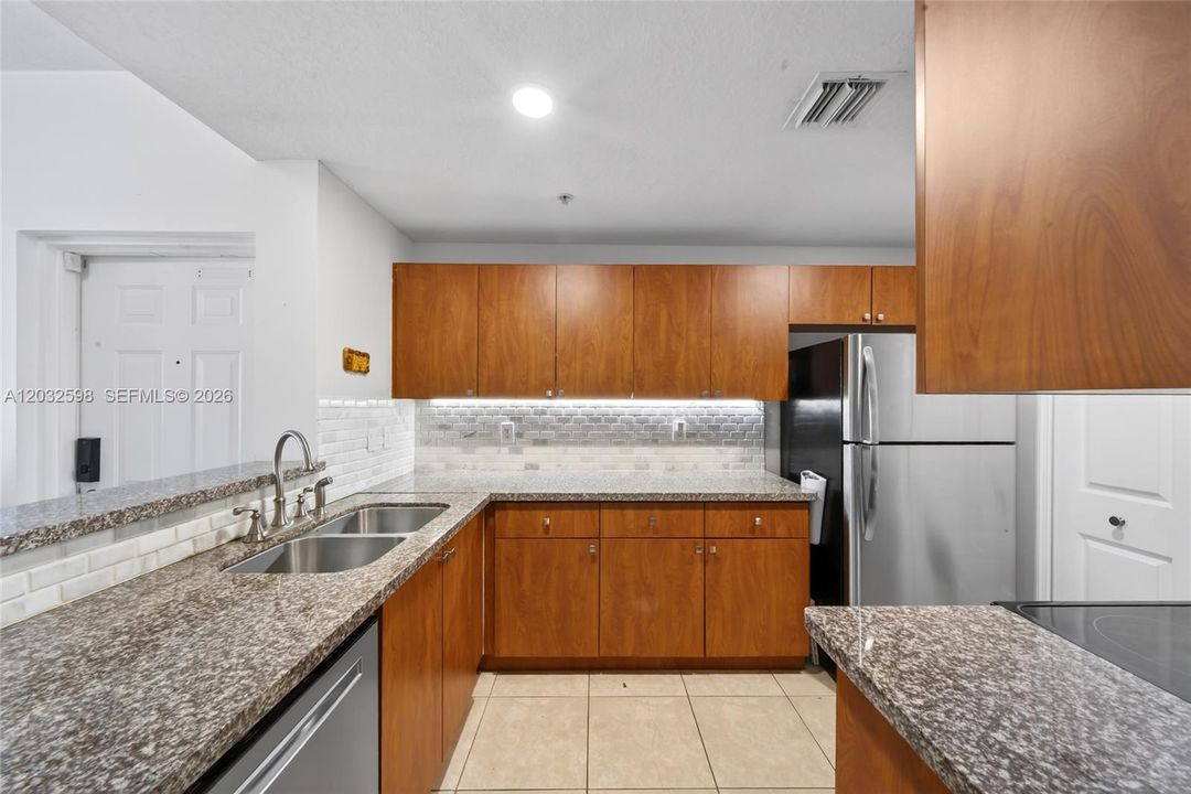 Active With Contract: $2,600 (2 beds, 2 baths, 1115 Square Feet)
