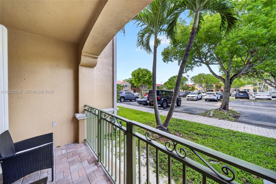 Active With Contract: $2,600 (2 beds, 2 baths, 1115 Square Feet)