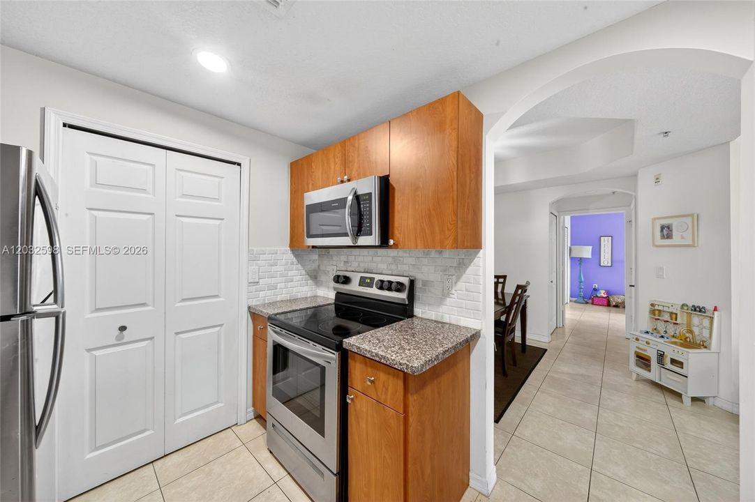Active With Contract: $2,600 (2 beds, 2 baths, 1115 Square Feet)