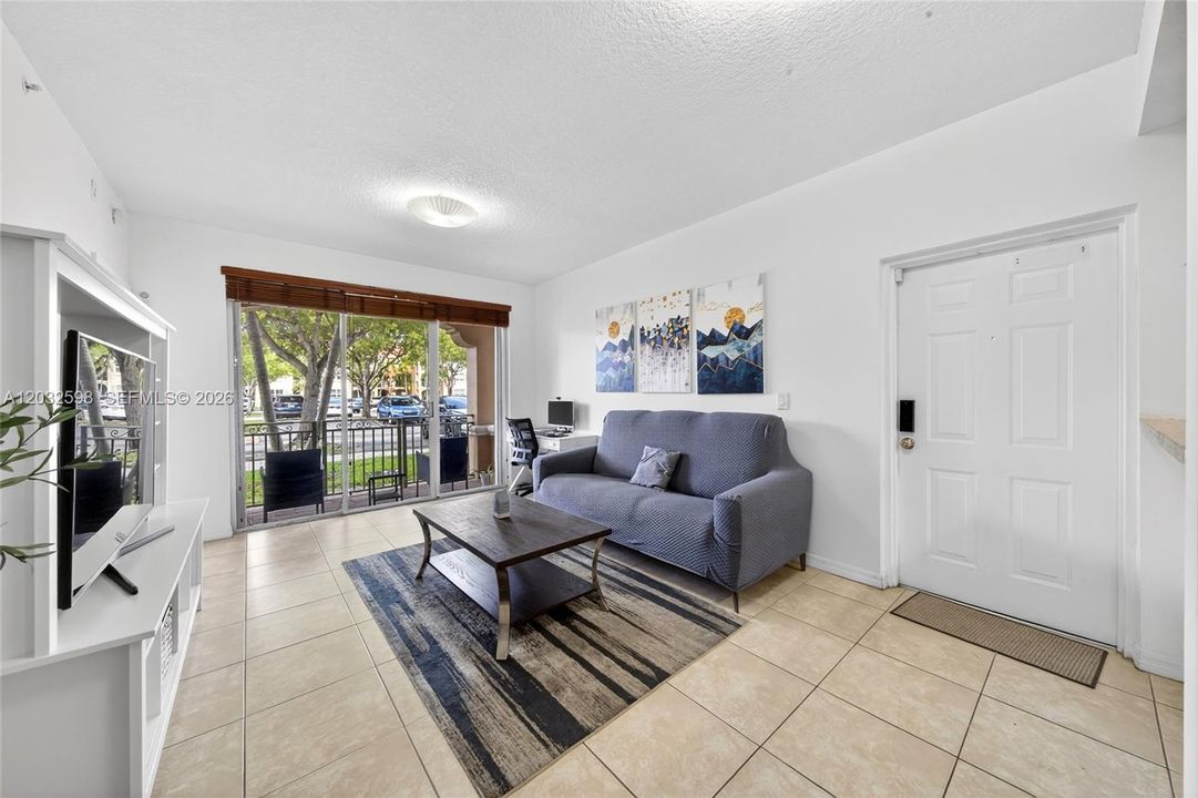 Active With Contract: $2,600 (2 beds, 2 baths, 1115 Square Feet)