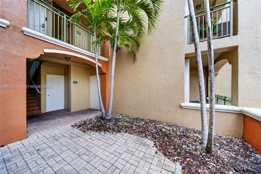 Active With Contract: $2,600 (2 beds, 2 baths, 1115 Square Feet)