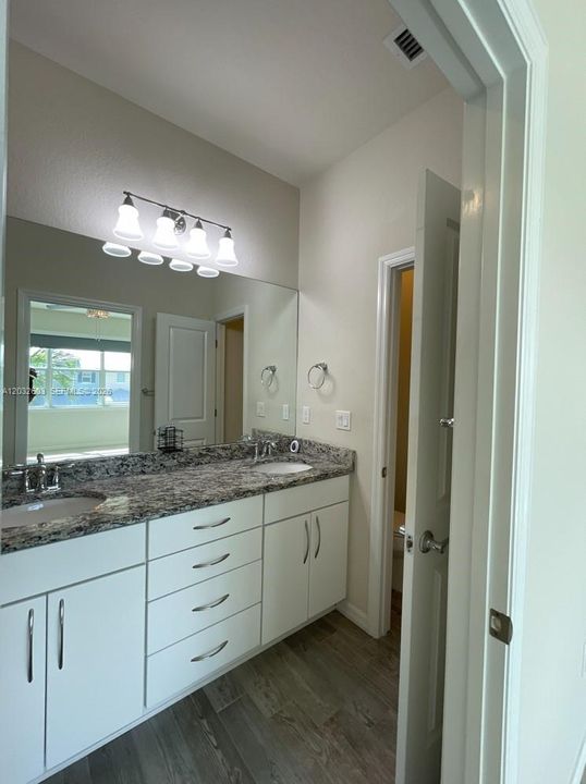For Rent: $3,500 (3 beds, 2 baths, 1421 Square Feet)