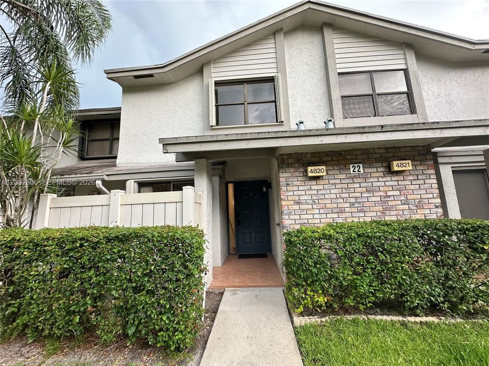 For Rent: $2,700 (2 beds, 2 baths, 1244 Square Feet)