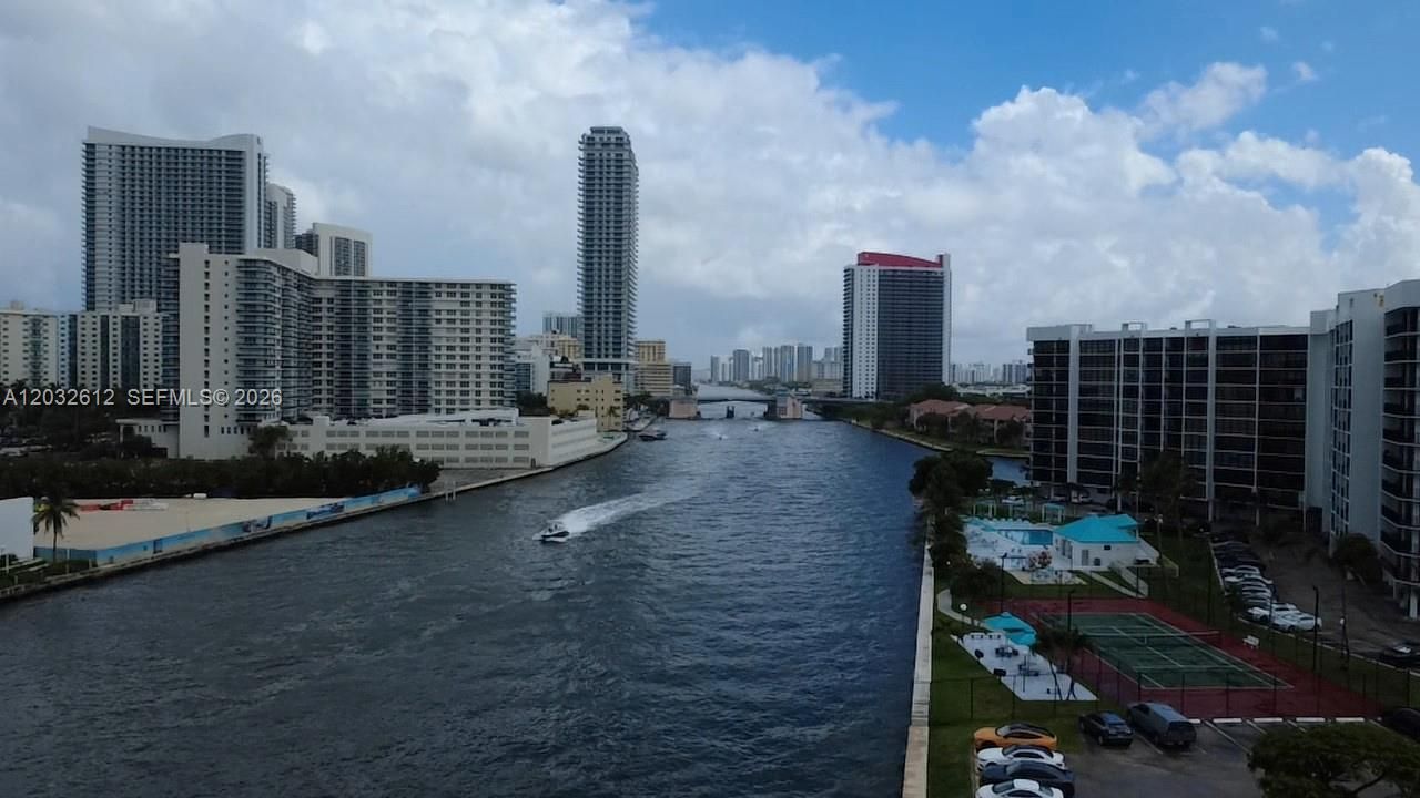 For Sale: $315,000 (1 beds, 1 baths, 1075 Square Feet)