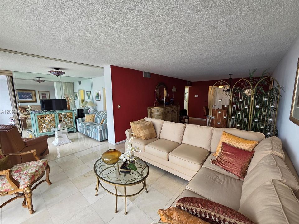 For Sale: $315,000 (1 beds, 1 baths, 1075 Square Feet)