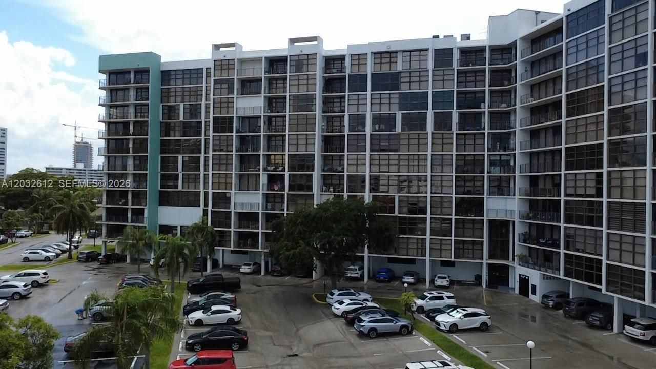 For Sale: $315,000 (1 beds, 1 baths, 1075 Square Feet)