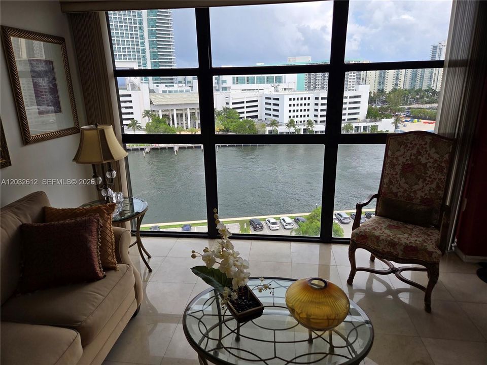 For Sale: $315,000 (1 beds, 1 baths, 1075 Square Feet)