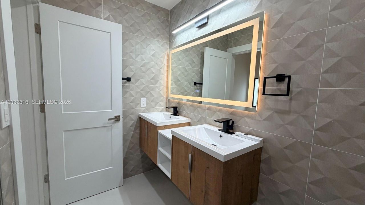 En Venta: $775,000 (3 camas, 2 baños, 1640 Pies cuadrados)