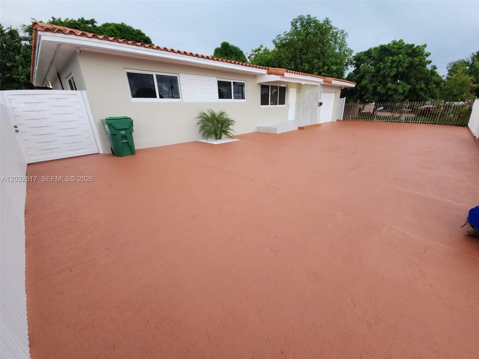 For Rent: $3,800 (3 beds, 1 baths, 1280 Square Feet)