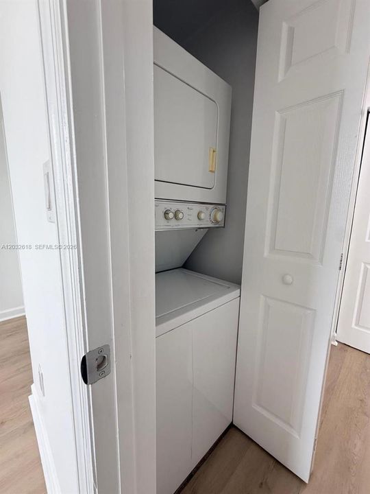 For Sale: $550,000 (2 beds, 2 baths, 932 Square Feet)