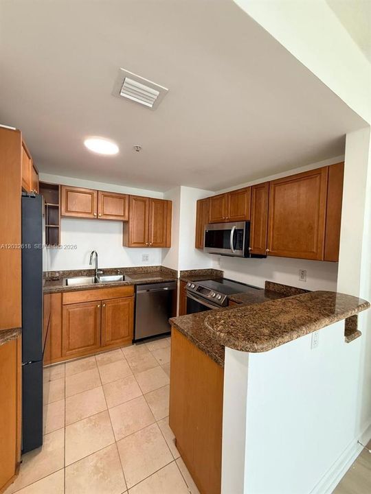 For Sale: $550,000 (2 beds, 2 baths, 932 Square Feet)