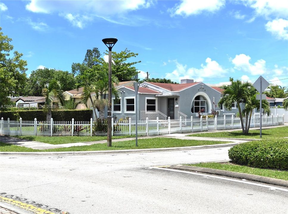 For Rent: $6,800 (3 beds, 2 baths, 1624 Square Feet)