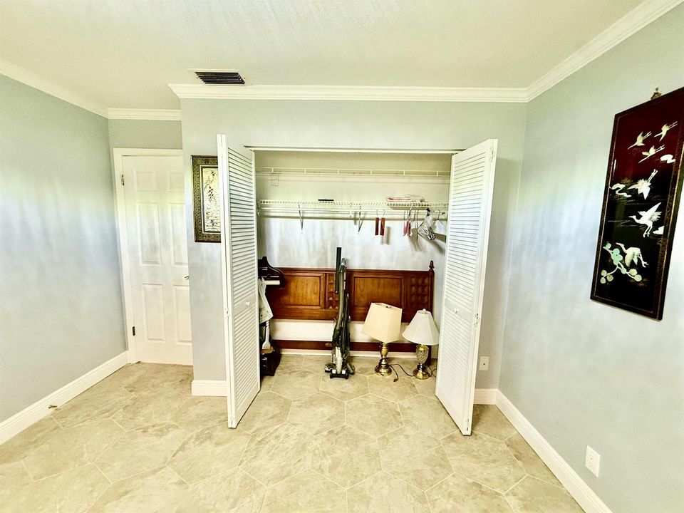GUEST-ROOM-CLOSET