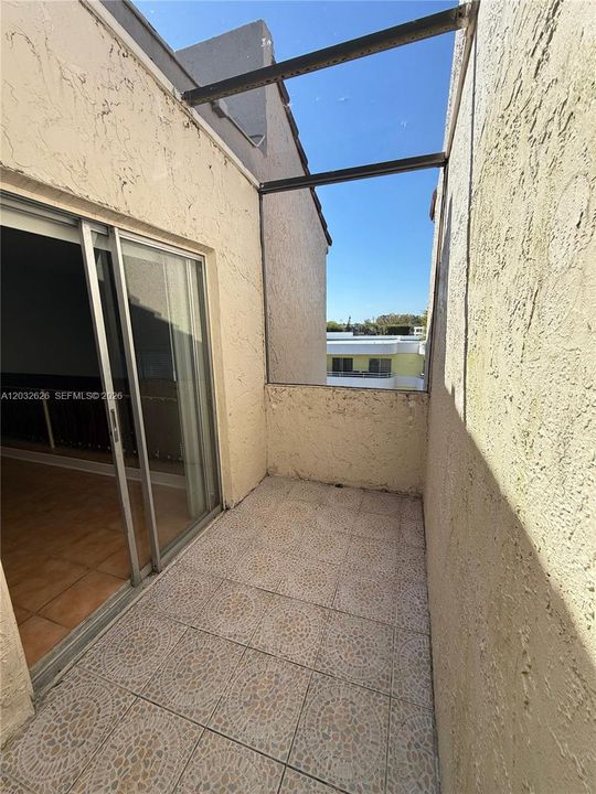 For Sale: $195,000 (1 beds, 1 baths, 840 Square Feet)