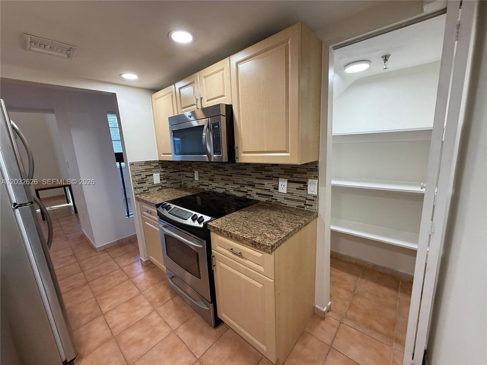For Sale: $195,000 (1 beds, 1 baths, 840 Square Feet)