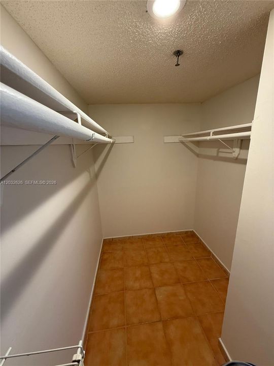 For Sale: $195,000 (1 beds, 1 baths, 840 Square Feet)