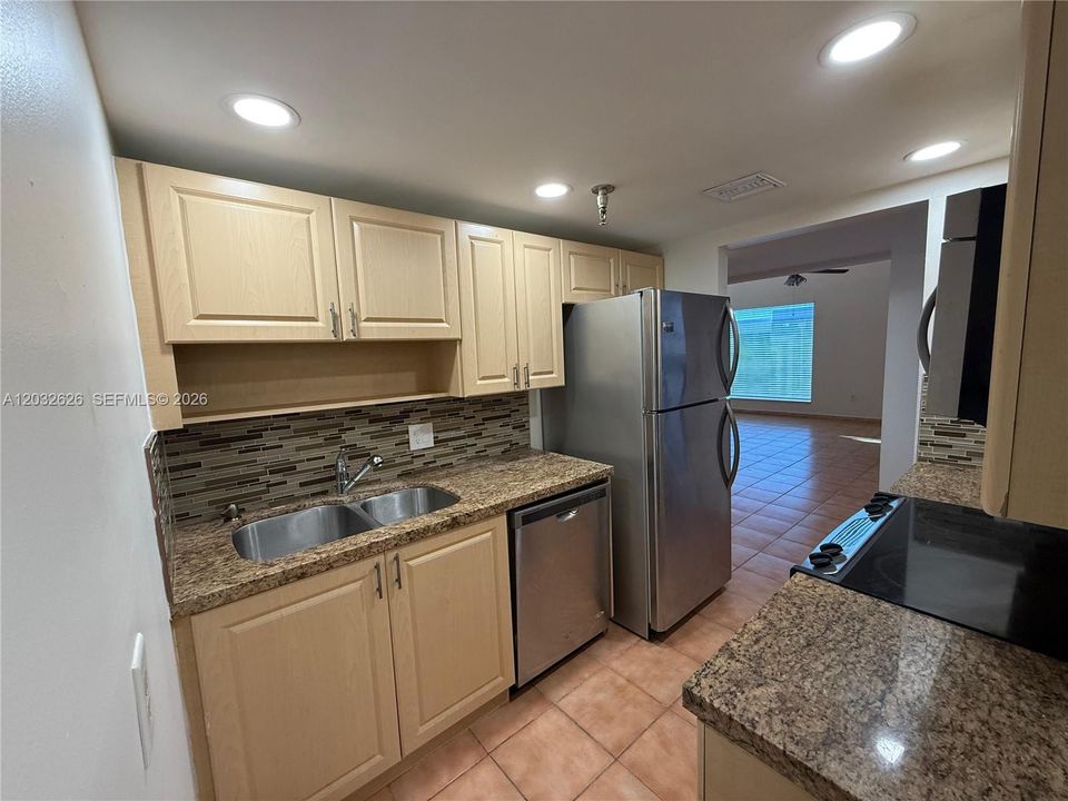 For Sale: $195,000 (1 beds, 1 baths, 840 Square Feet)