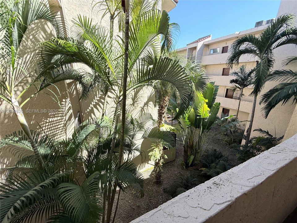 For Sale: $195,000 (1 beds, 1 baths, 840 Square Feet)