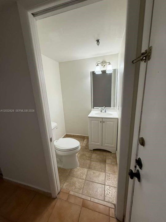 For Sale: $195,000 (1 beds, 1 baths, 840 Square Feet)