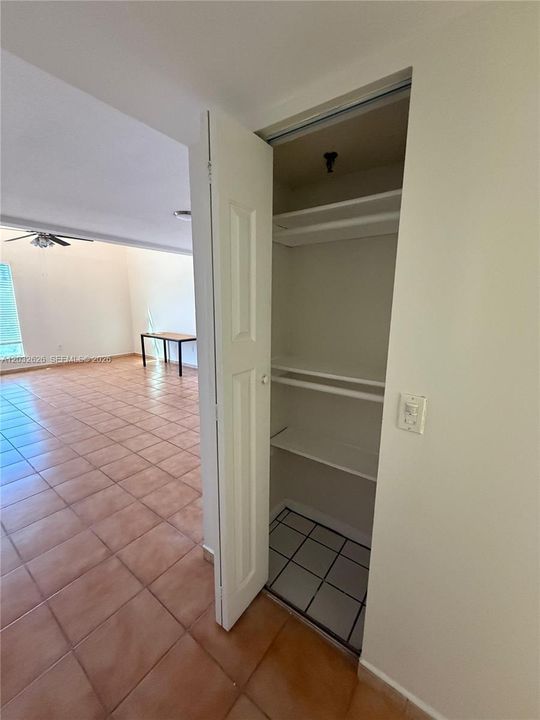 For Sale: $195,000 (1 beds, 1 baths, 840 Square Feet)