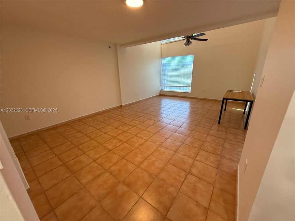 For Sale: $195,000 (1 beds, 1 baths, 840 Square Feet)