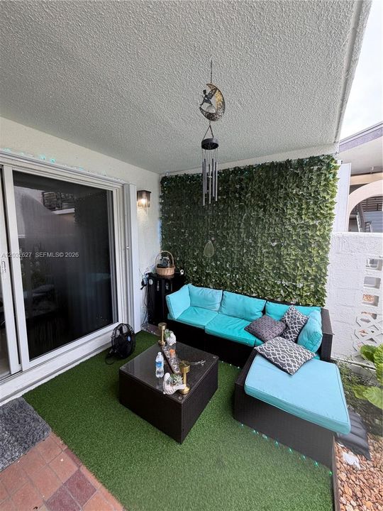 For Rent: $2,000 (1 beds, 1 baths, 964 Square Feet)