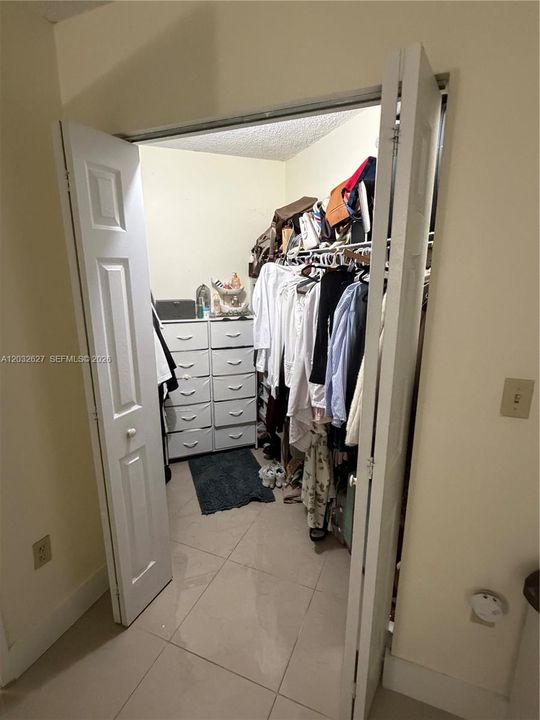 For Rent: $2,000 (1 beds, 1 baths, 964 Square Feet)