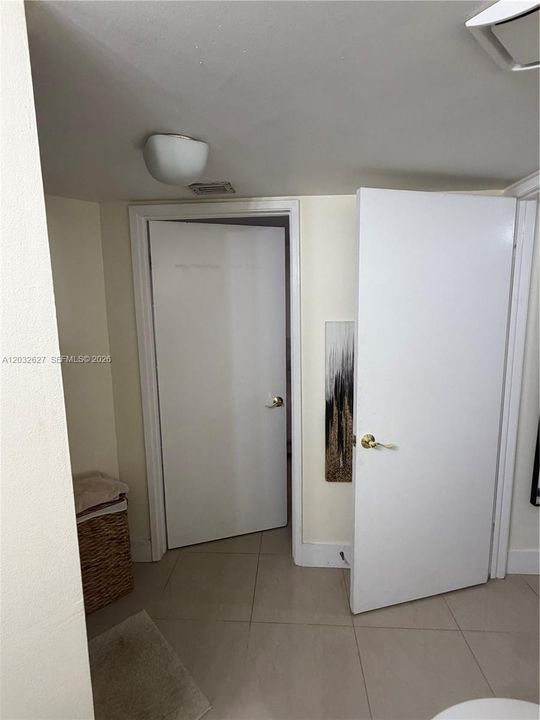 For Rent: $2,000 (1 beds, 1 baths, 964 Square Feet)