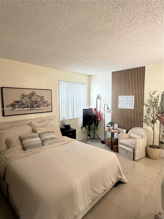 For Rent: $2,000 (1 beds, 1 baths, 964 Square Feet)