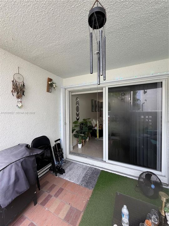 For Rent: $2,000 (1 beds, 1 baths, 964 Square Feet)