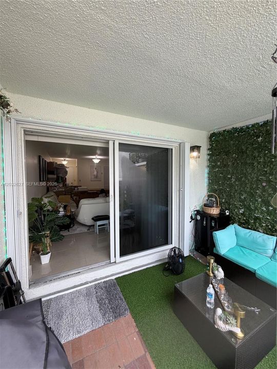 For Rent: $2,000 (1 beds, 1 baths, 964 Square Feet)