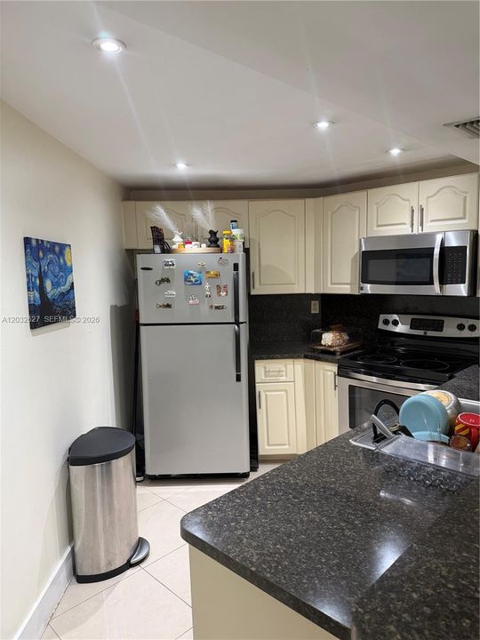 For Rent: $2,000 (1 beds, 1 baths, 964 Square Feet)