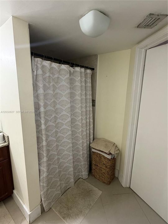 For Rent: $2,000 (1 beds, 1 baths, 964 Square Feet)