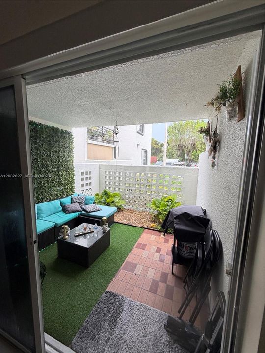 For Rent: $2,000 (1 beds, 1 baths, 964 Square Feet)