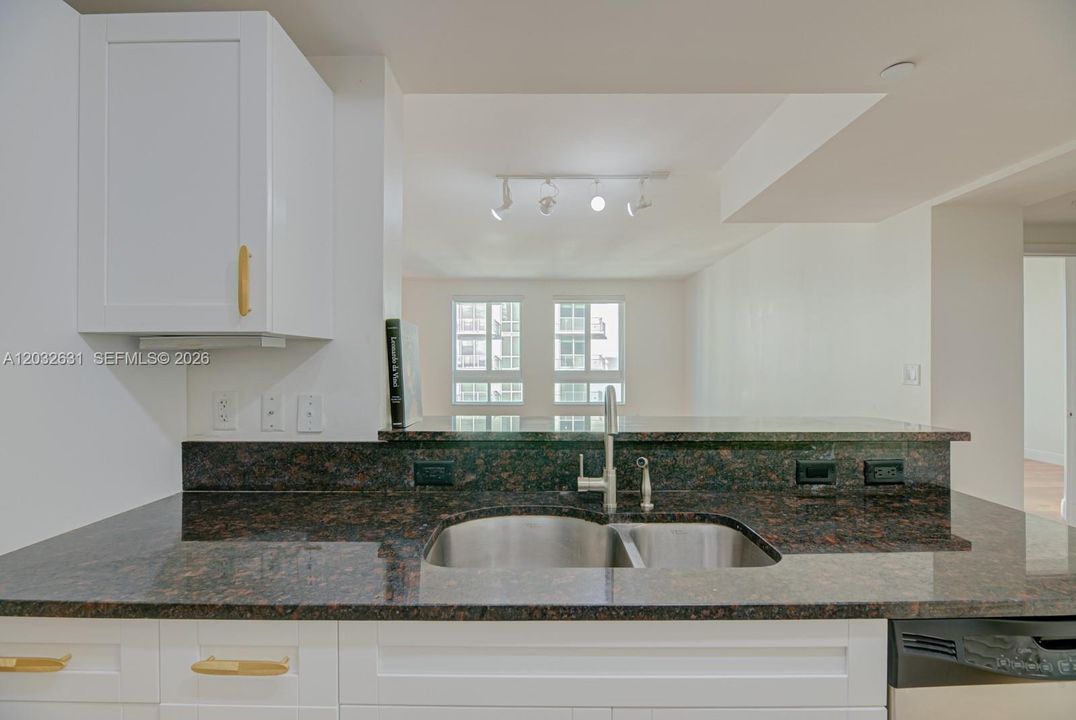 For Sale: $474,900 (2 beds, 2 baths, 1155 Square Feet)