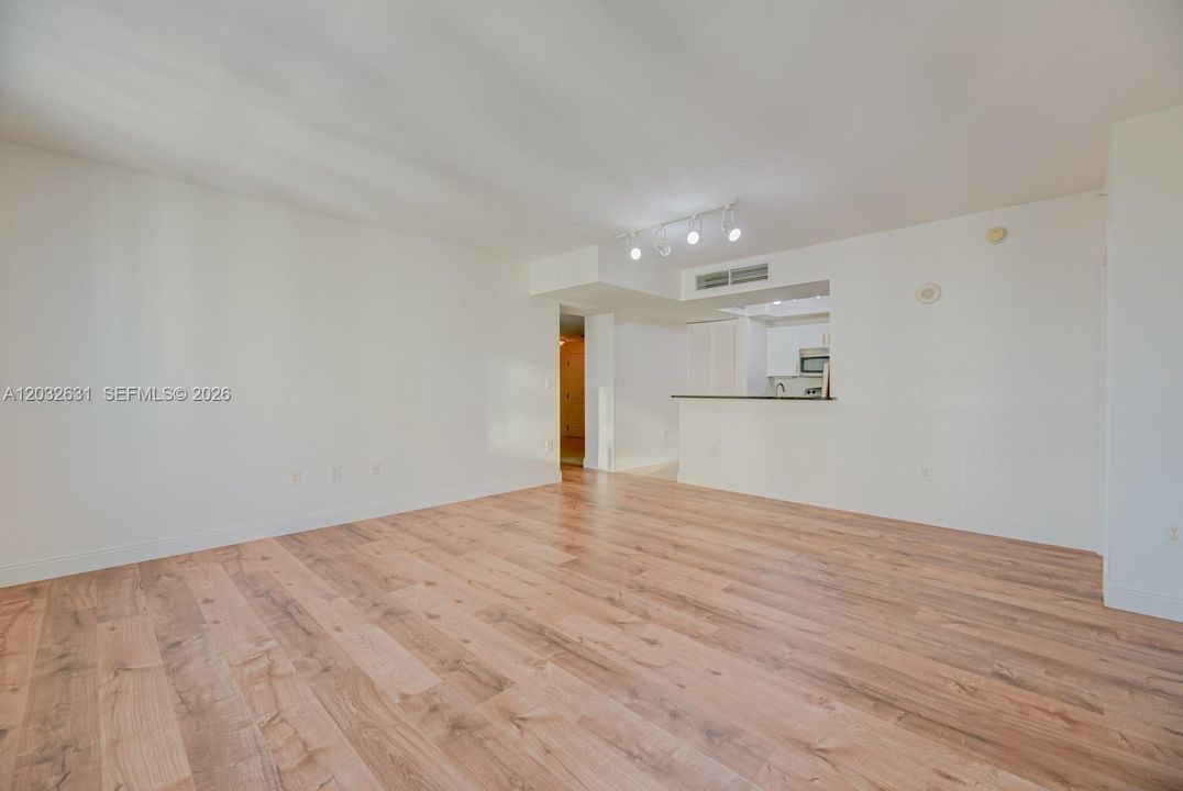 For Sale: $474,900 (2 beds, 2 baths, 1155 Square Feet)