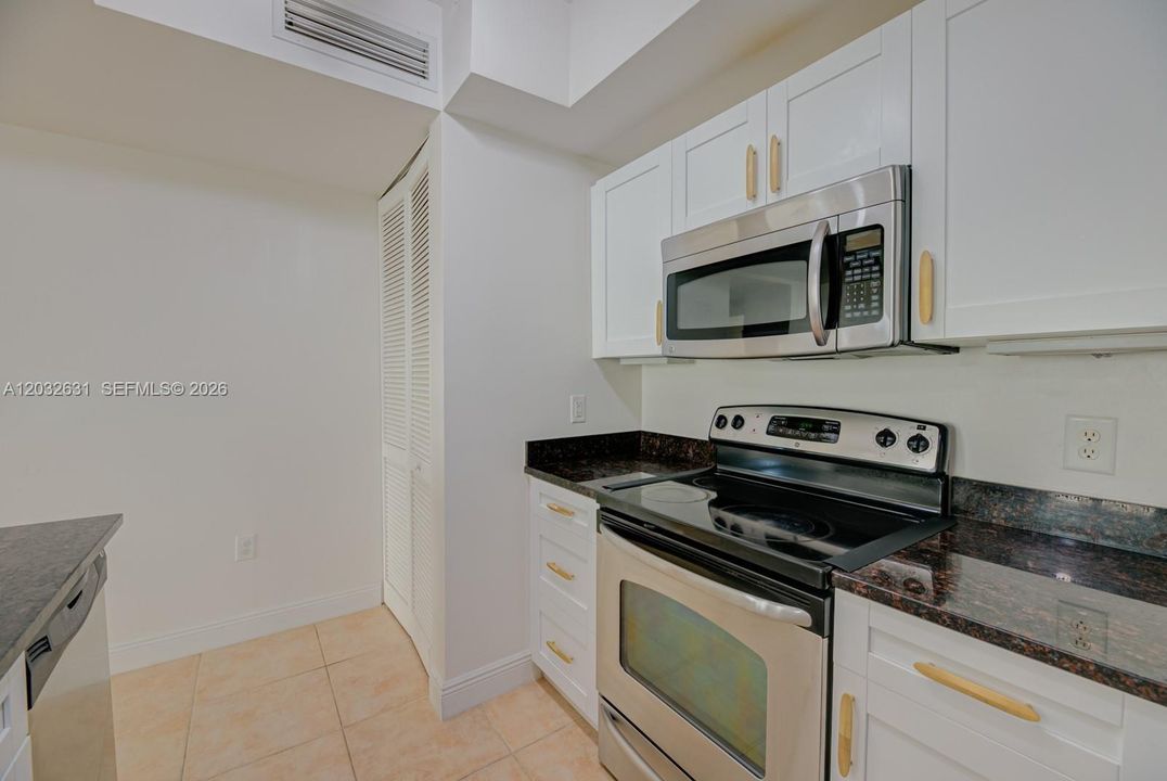 For Sale: $474,900 (2 beds, 2 baths, 1155 Square Feet)