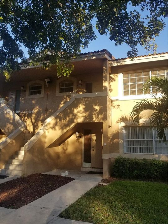 For Rent: $1,800 (2 beds, 2 baths, 835 Square Feet)