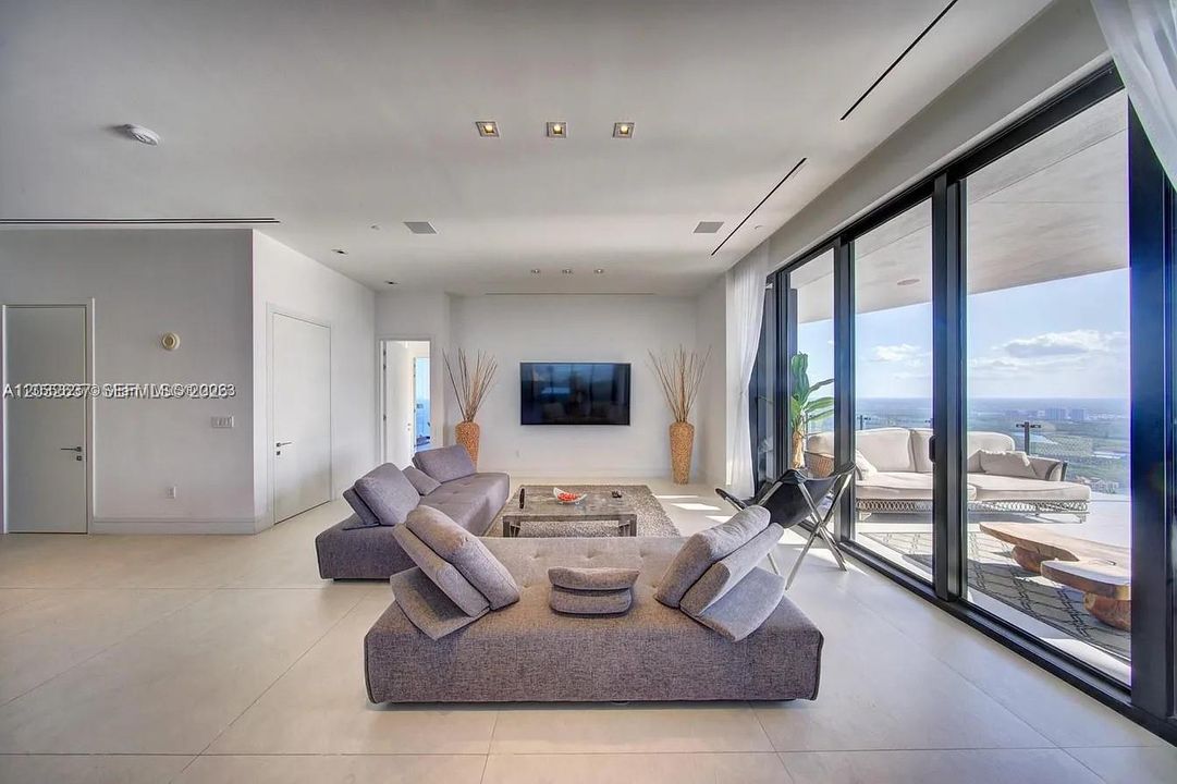 For Rent: $25,000 (2 beds, 2 baths, 2042 Square Feet)