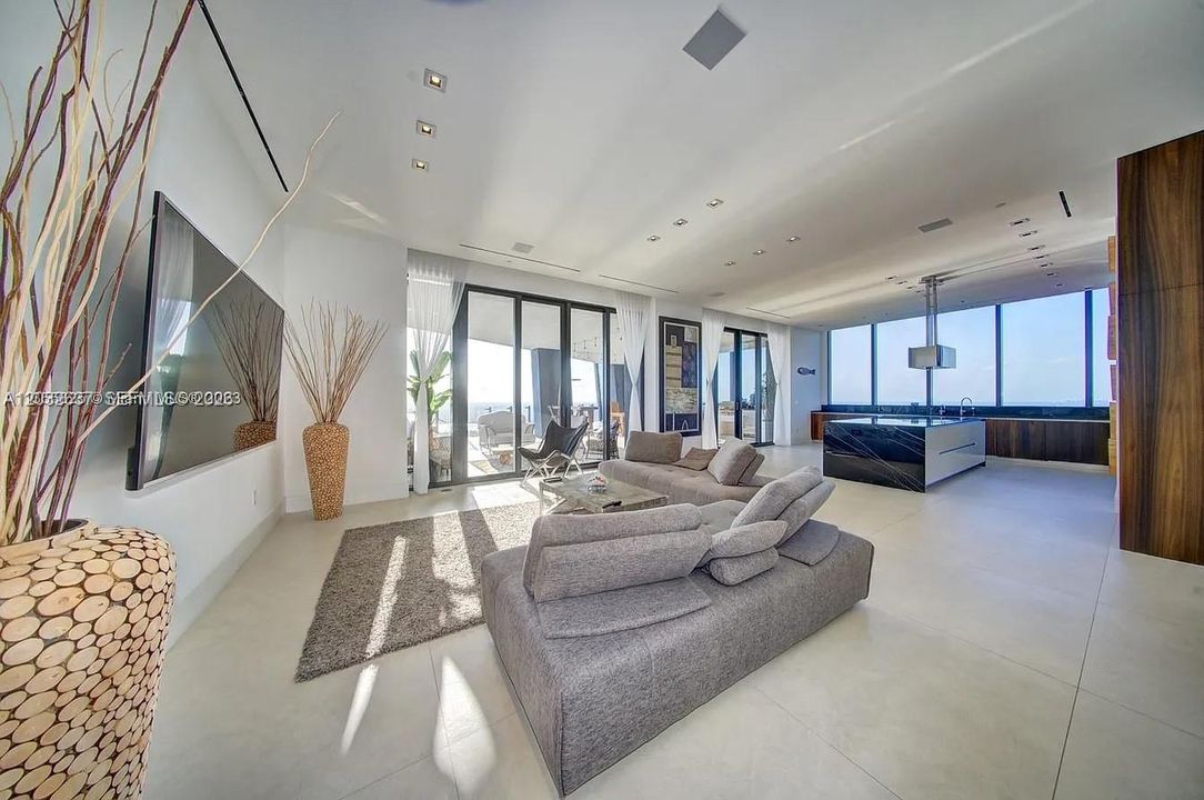 For Rent: $25,000 (2 beds, 2 baths, 2042 Square Feet)