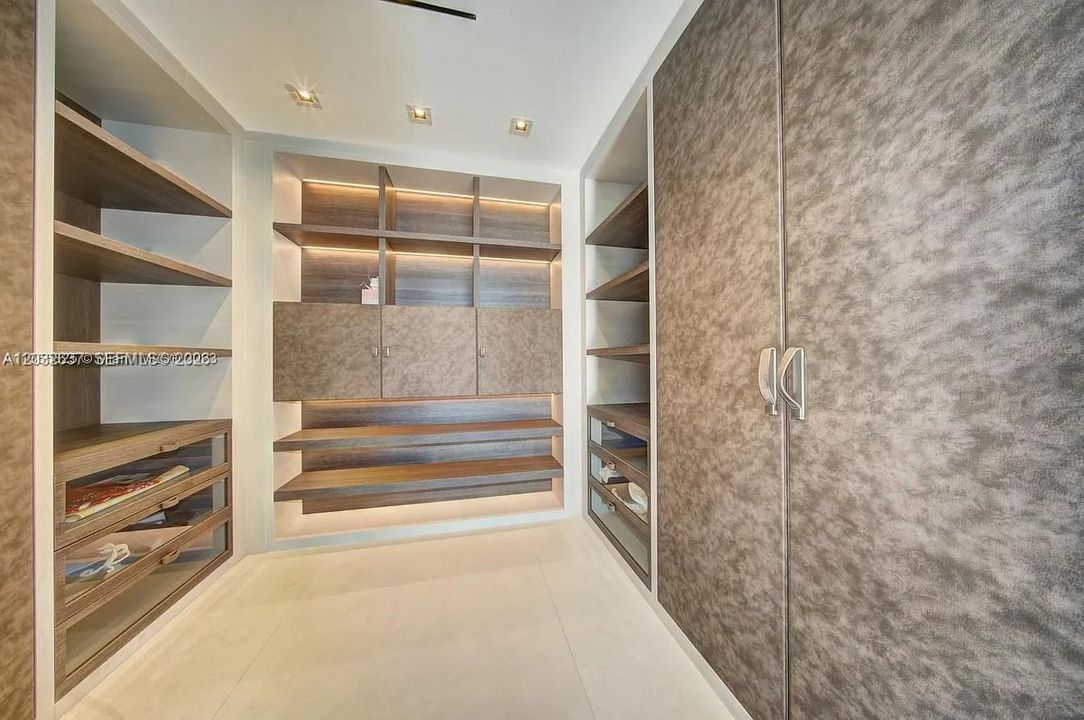 For Rent: $25,000 (2 beds, 2 baths, 2042 Square Feet)