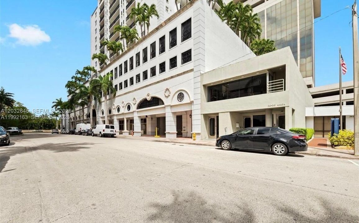 For Rent: $3,500 (2 beds, 2 baths, 932 Square Feet)