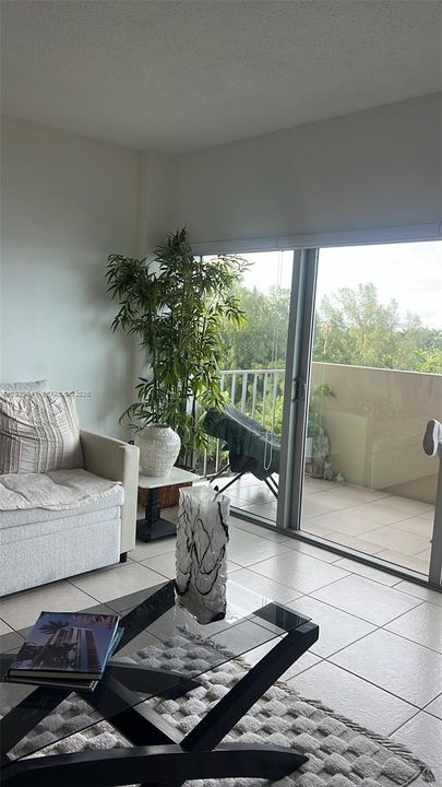 For Sale: $329,900 (1 beds, 1 baths, 831 Square Feet)