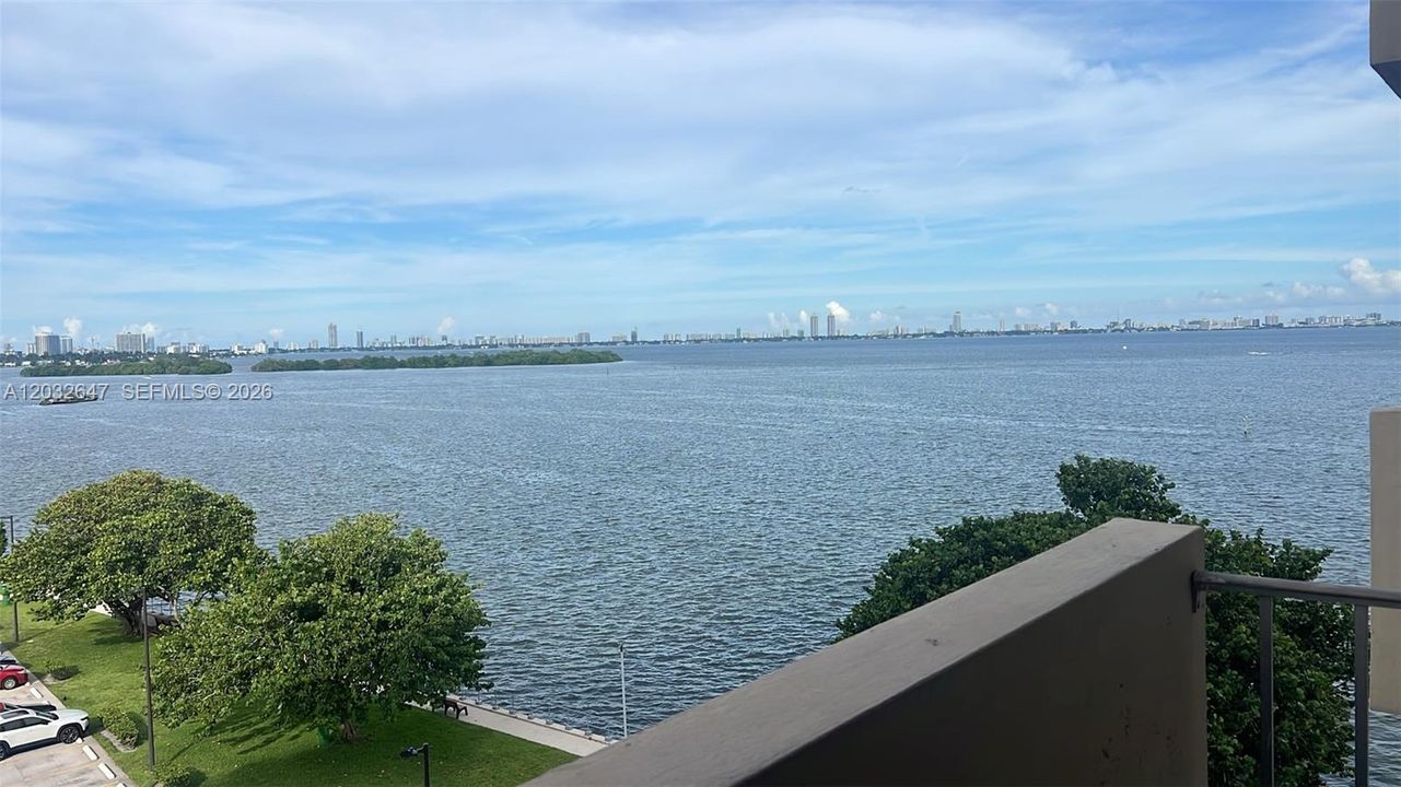 For Sale: $329,900 (1 beds, 1 baths, 831 Square Feet)