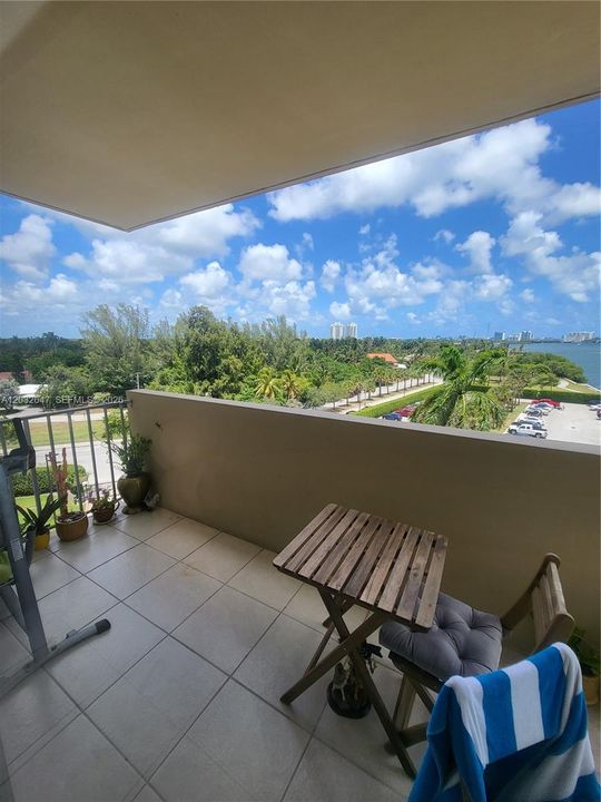 For Sale: $329,900 (1 beds, 1 baths, 831 Square Feet)