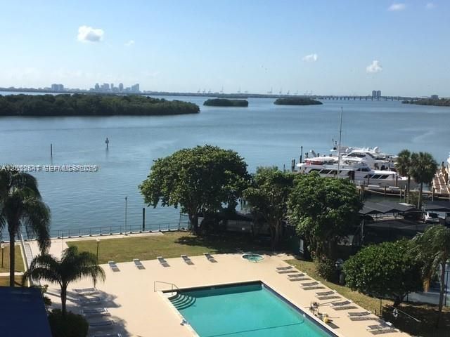 For Sale: $329,900 (1 beds, 1 baths, 831 Square Feet)