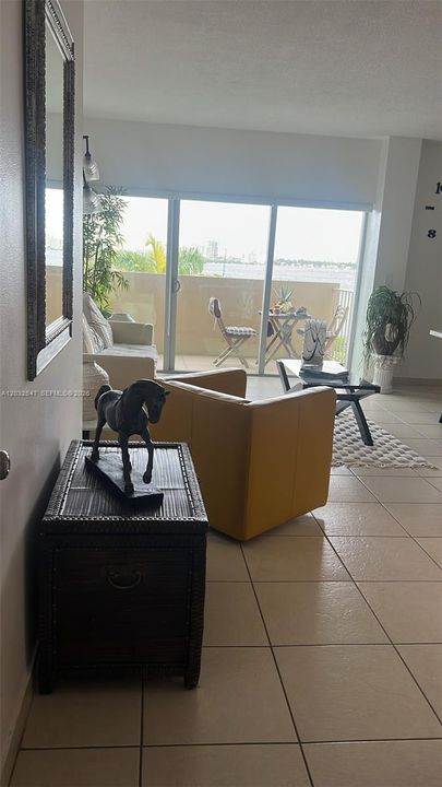 For Sale: $329,900 (1 beds, 1 baths, 831 Square Feet)