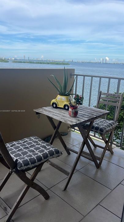 For Sale: $329,900 (1 beds, 1 baths, 831 Square Feet)
